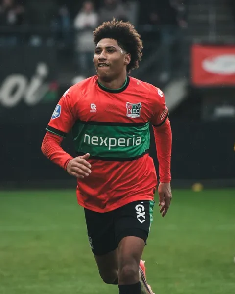 Noé Lebreton in het NEC-shirt op het voetbalveld.
