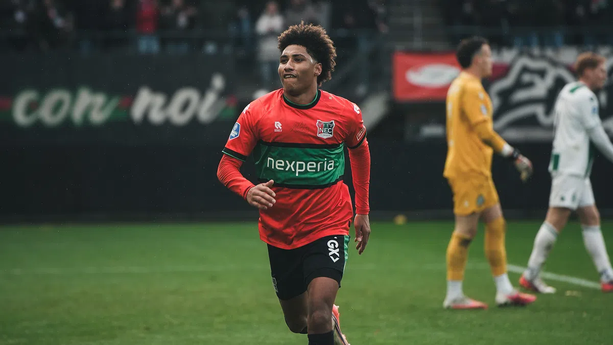 Noé Lebreton in het NEC-shirt op het voetbalveld.