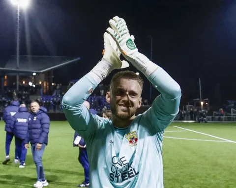 Jasper Cillessen applaudt op het veld in een lichtblauw Go Ahead Eagles-shirt na de wedstrijd.