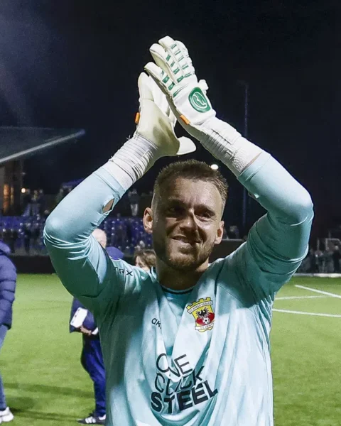 Jasper Cillessen applaudt op het veld in een lichtblauw Go Ahead Eagles-shirt na de wedstrijd.
