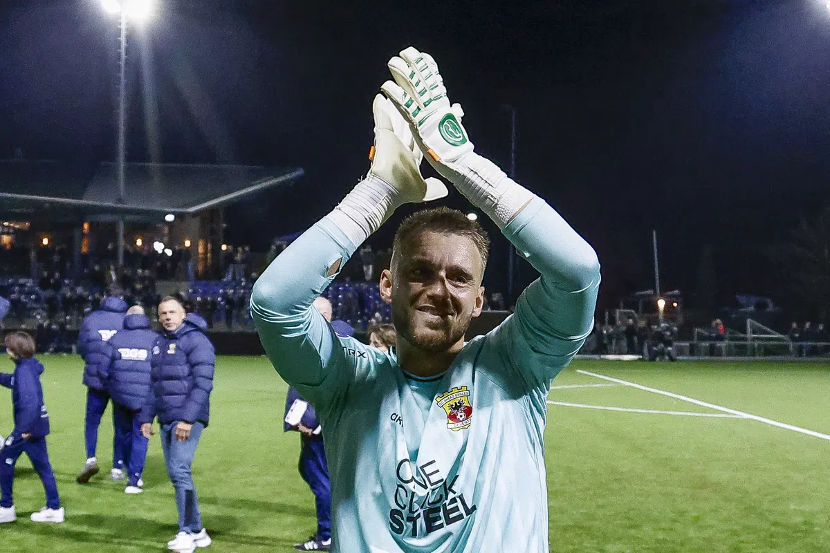 Jasper Cillessen applaudt op het veld in een lichtblauw Go Ahead Eagles-shirt na de wedstrijd.