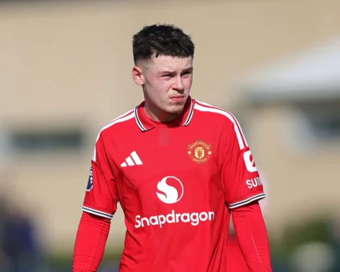 Kai Rooney in een rood Manchester United-tenue tijdens een jeugdwedstrijd.