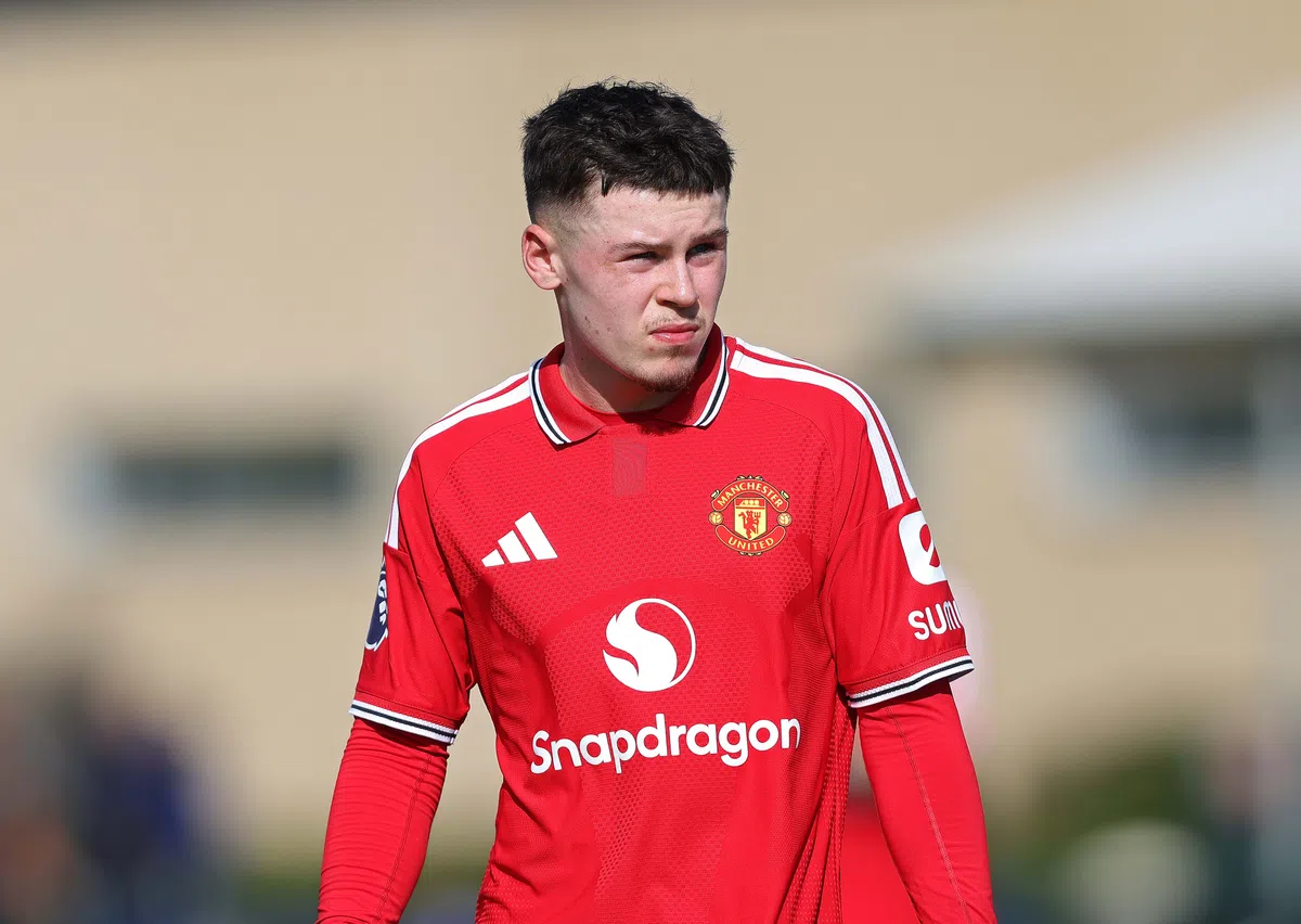 Kai Rooney in een rood Manchester United-tenue tijdens een jeugdwedstrijd.