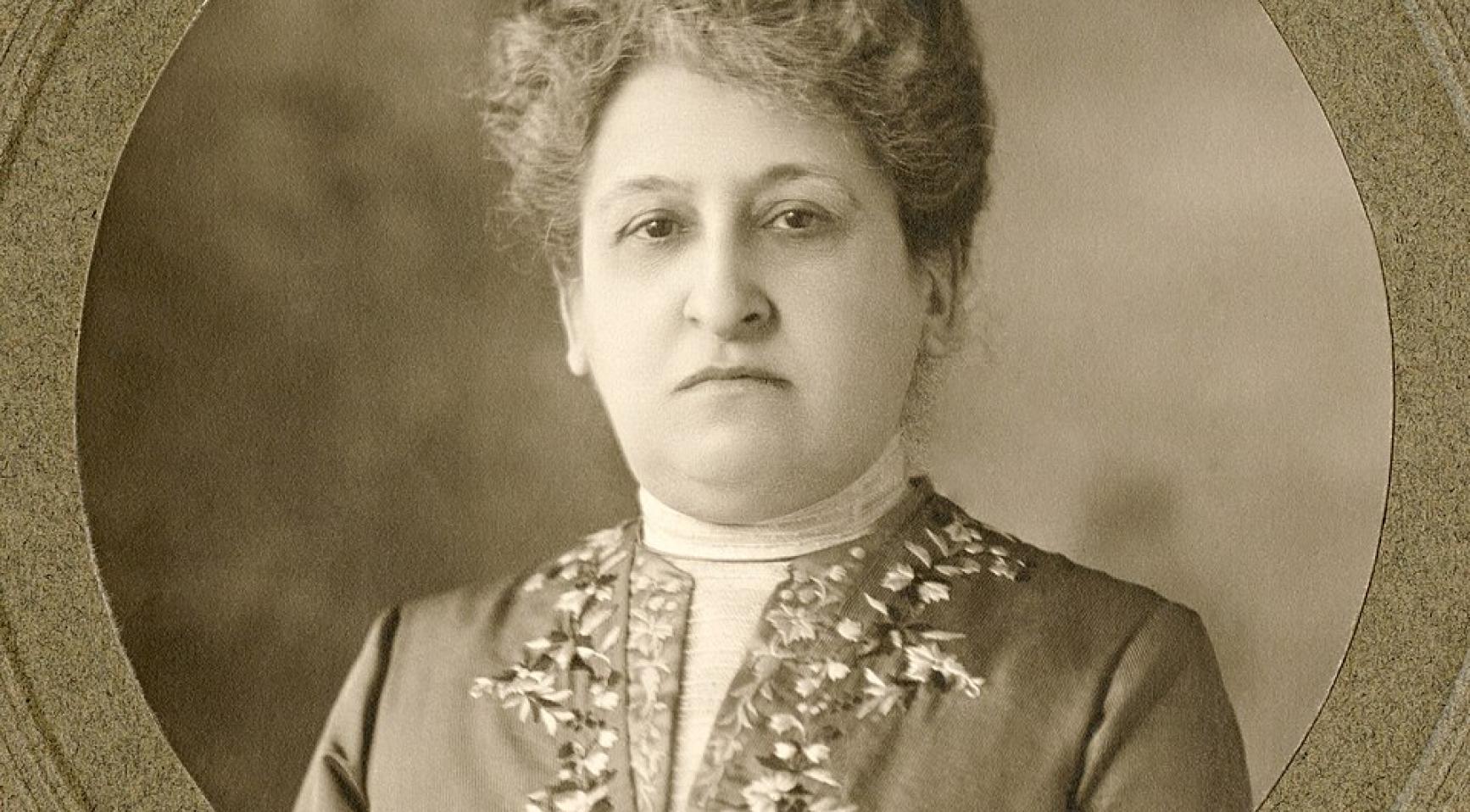 Portret van Aletta Jacobs in sepia.