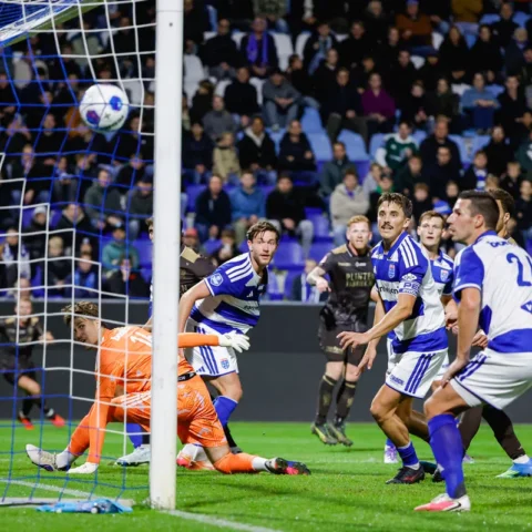Voetbalactie voor het doel in een vol stadion, met doelman en spelers van PEC Zwolle in beeld.