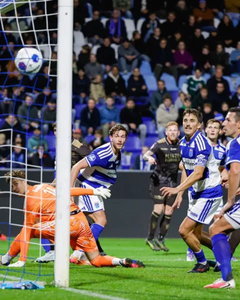 Voetbalactie voor het doel in een vol stadion, met doelman en spelers van PEC Zwolle in beeld.