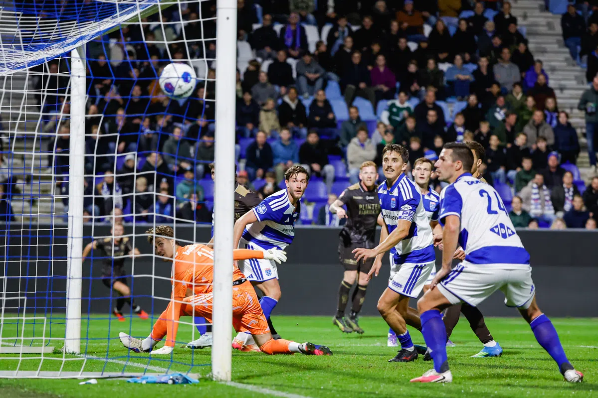 Voetbalactie voor het doel in een vol stadion, met doelman en spelers van PEC Zwolle in beeld.