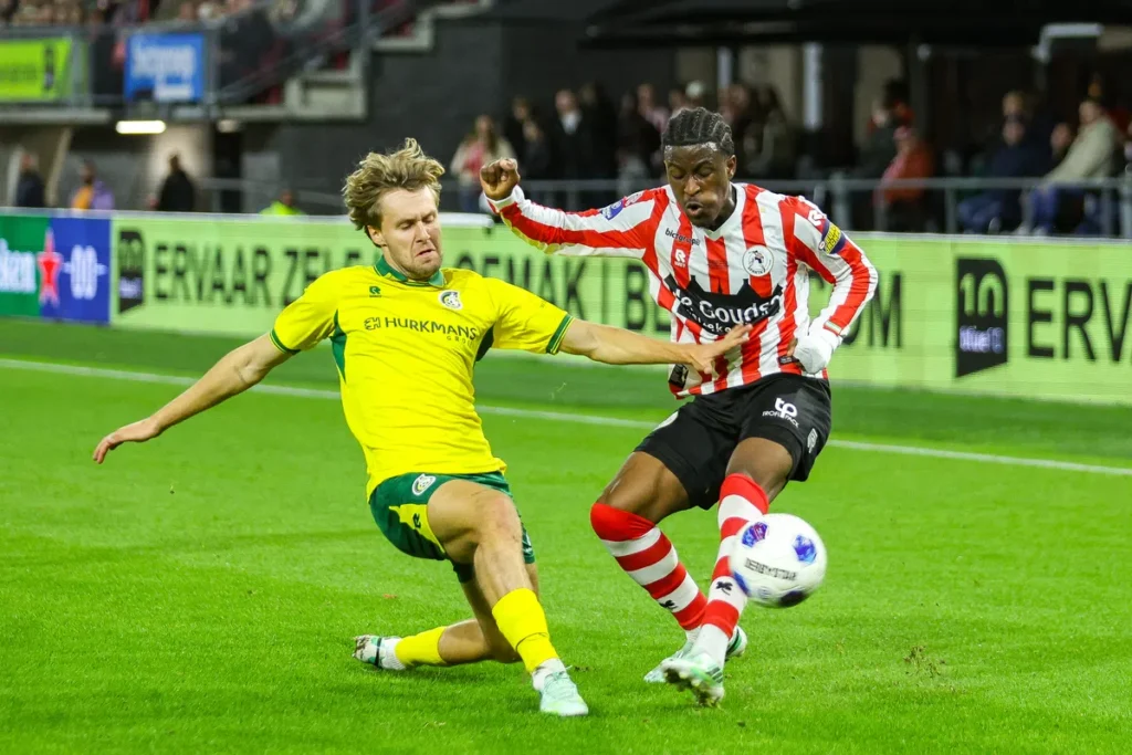 Sparta Rotterdam en Fortuna Sittard strijden om de bal tijdens een bekerwedstrijd.