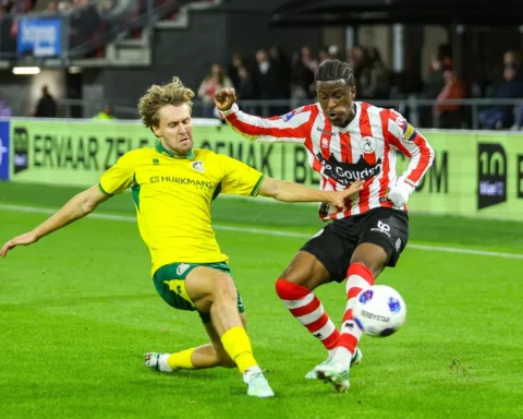 Sparta Rotterdam en Fortuna Sittard strijden om de bal tijdens een bekerwedstrijd.