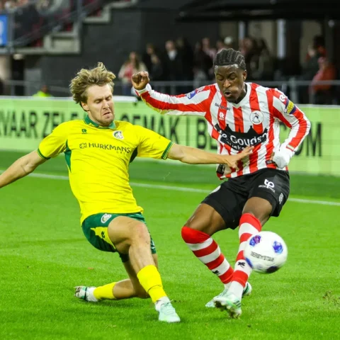 Sparta Rotterdam en Fortuna Sittard strijden om de bal tijdens een bekerwedstrijd.