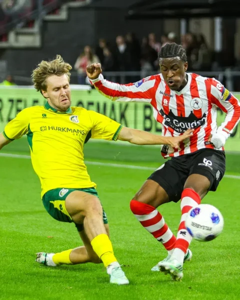 Sparta Rotterdam en Fortuna Sittard strijden om de bal tijdens een bekerwedstrijd.