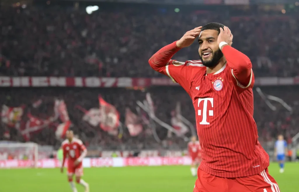 Bayern München-speler viert een doelpunt in het stadion.