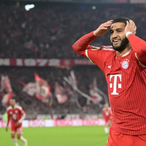 Bayern München-speler viert een doelpunt in het stadion.