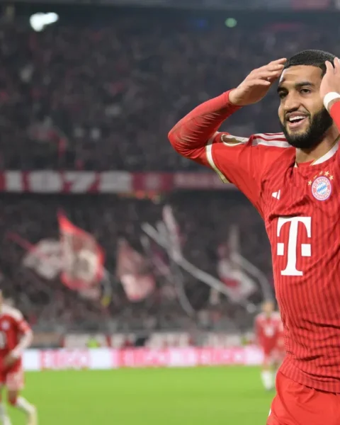 Bayern München-speler viert een doelpunt in het stadion.