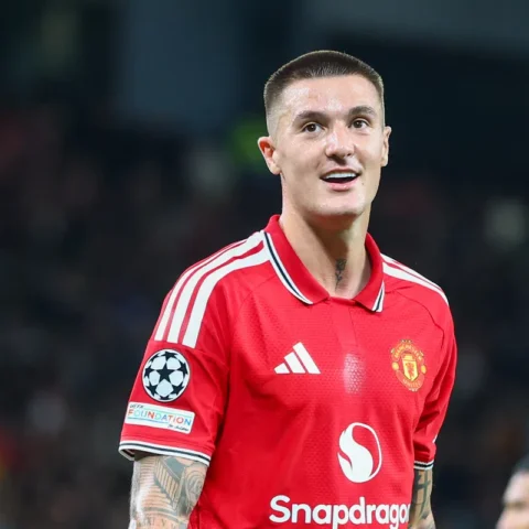 Benjamin Sesko in een rood Manchester United-shirt tijdens een wedstrijd.