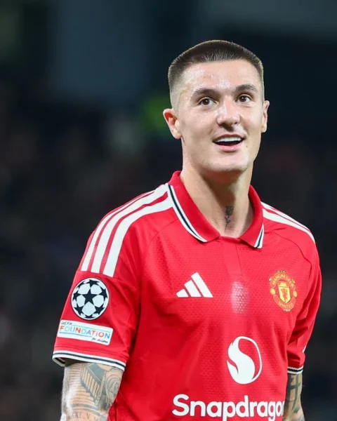 Benjamin Sesko in een rood Manchester United-shirt tijdens een wedstrijd.