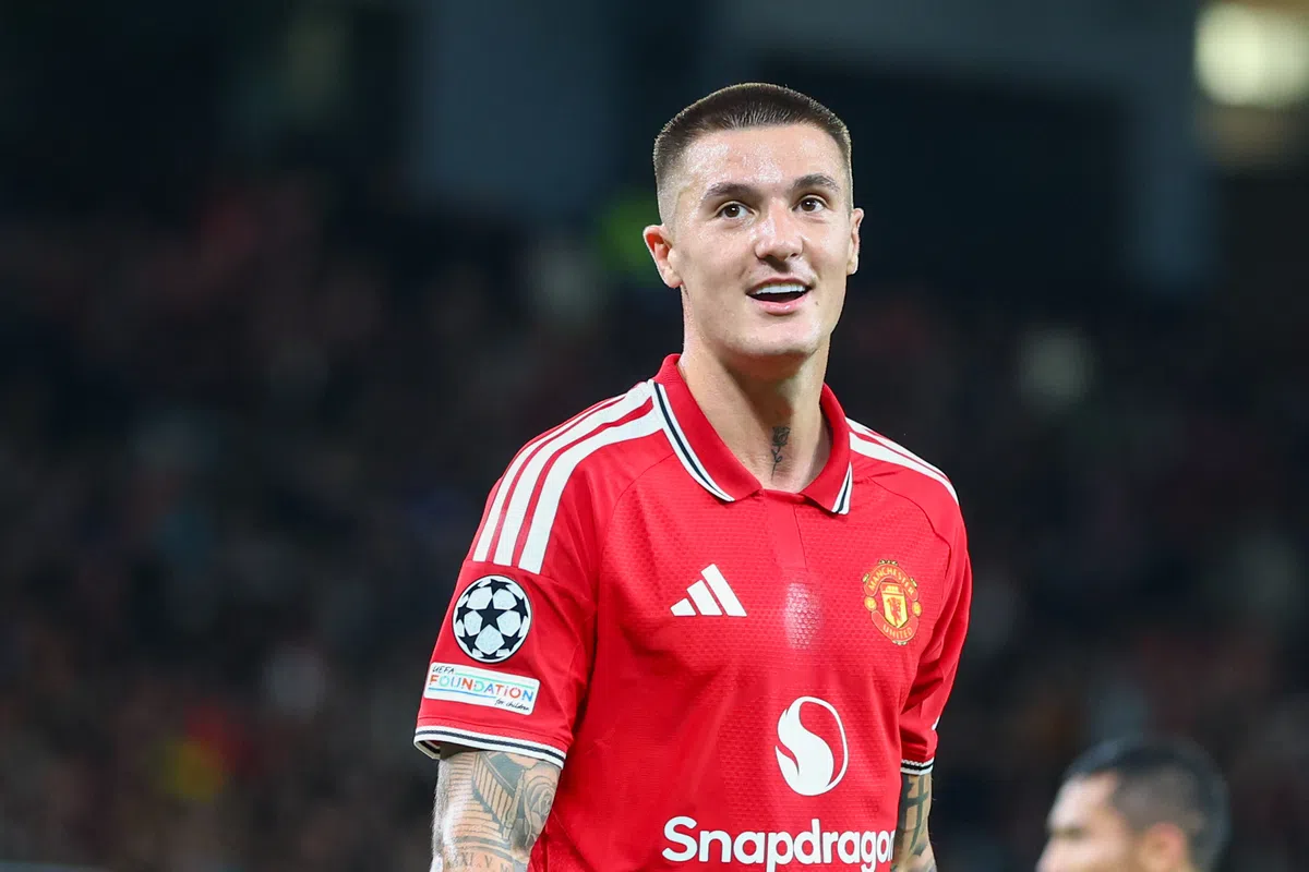 Benjamin Sesko in een rood Manchester United-shirt tijdens een wedstrijd.