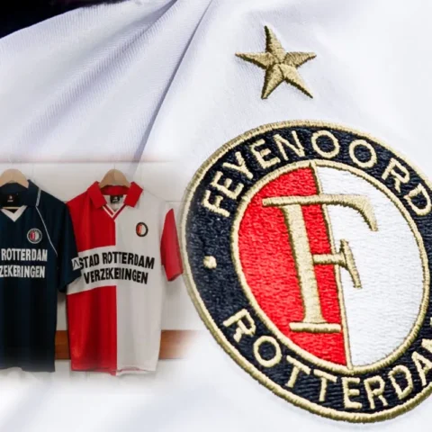 Twee retro Feyenoord-shirts hangen naast elkaar, met een close-up van het Feyenoord-logo op een shirt.