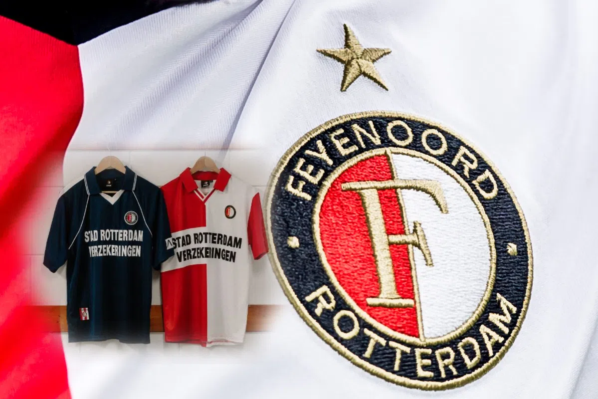 Twee retro Feyenoord-shirts hangen naast elkaar, met een close-up van het Feyenoord-logo op een shirt.
