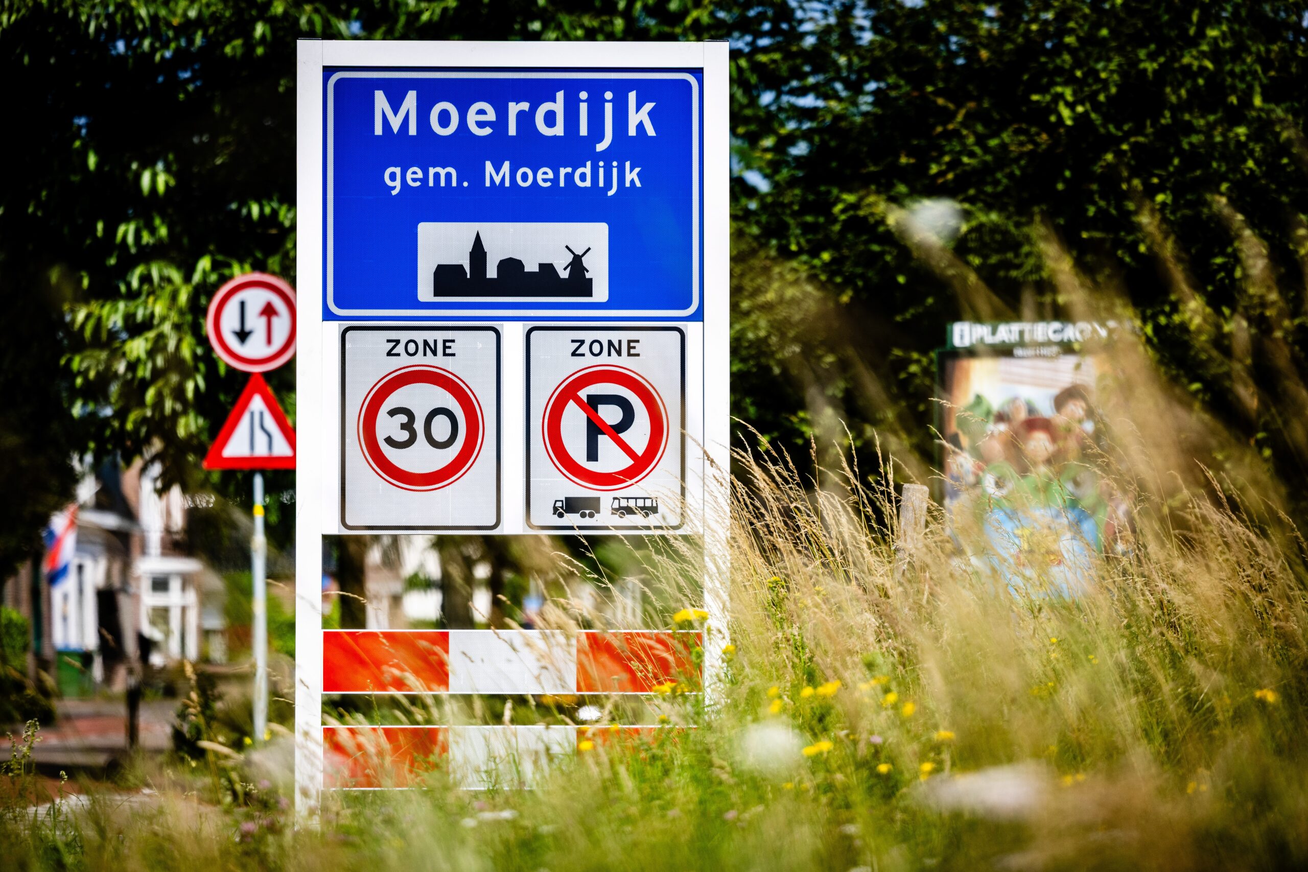 Bord bij de ingang van Moerdijk met plaatsnaam, snelheidszone en parkeerverbod.