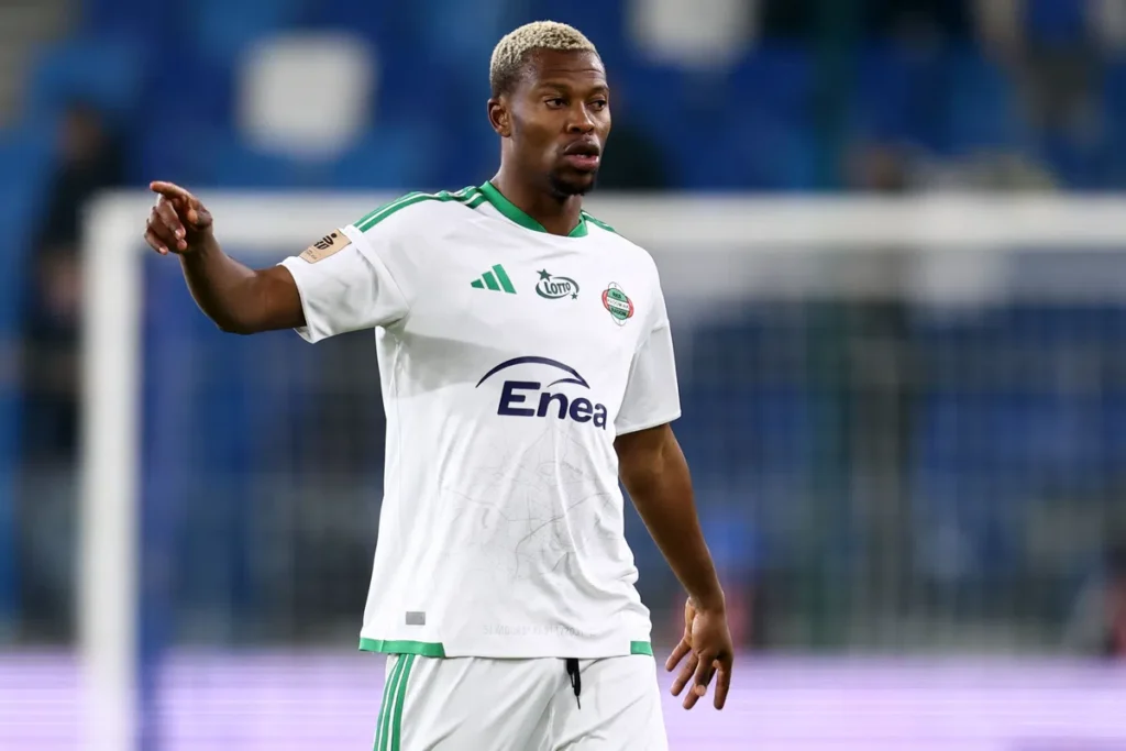 Ibrahima Camara in wit groen voetbaltenue op het veld.