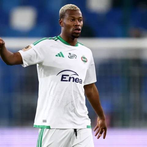 Ibrahima Camara in wit groen voetbaltenue op het veld.