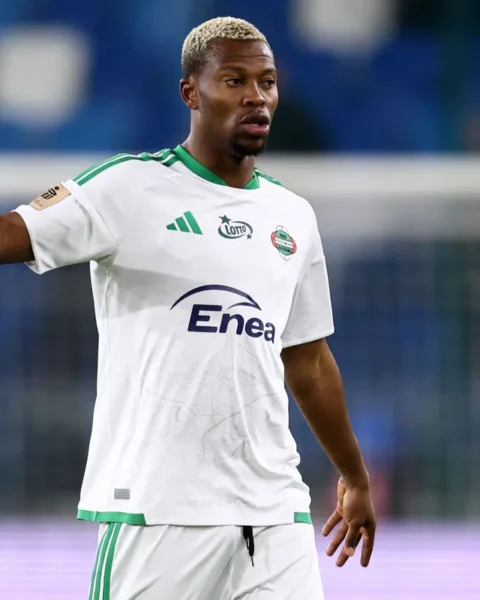 Ibrahima Camara in wit groen voetbaltenue op het veld.