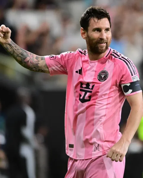 Lionel Messi in een roze Inter Miami-tenue tijdens een wedstrijd.