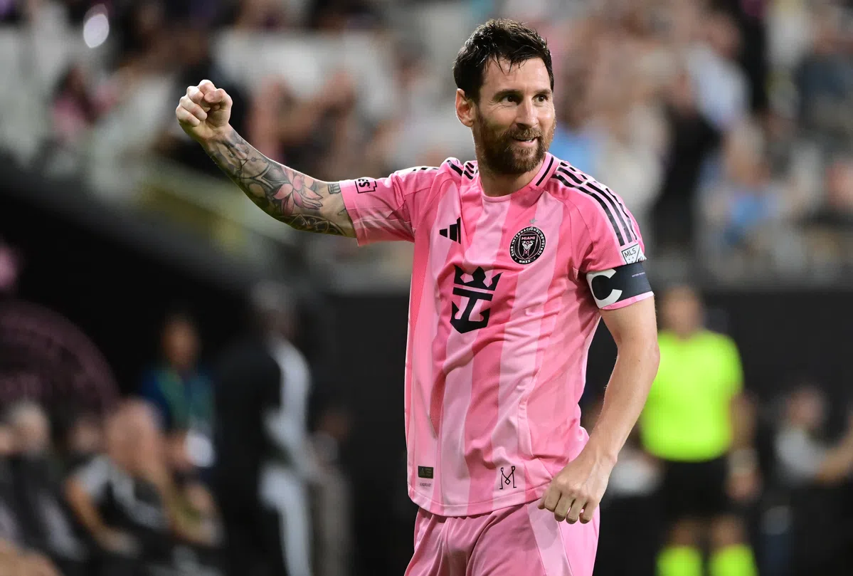 Lionel Messi in een roze Inter Miami-tenue tijdens een wedstrijd.