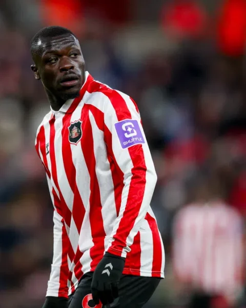 Brian Brobbey in een rood-wit gestreept Sunderland-shirt tijdens een wedstrijd.