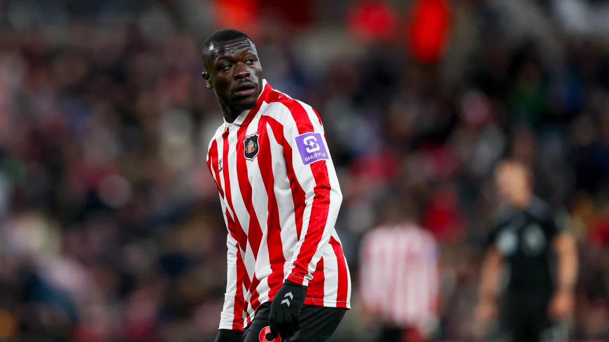 Brian Brobbey in een rood-wit gestreept Sunderland-shirt tijdens een wedstrijd.