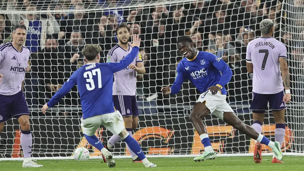 Everton en Newcastle-spelers voor het doel tijdens een bekerwedstrijd.