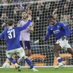 Everton en Newcastle-spelers voor het doel tijdens een bekerwedstrijd.