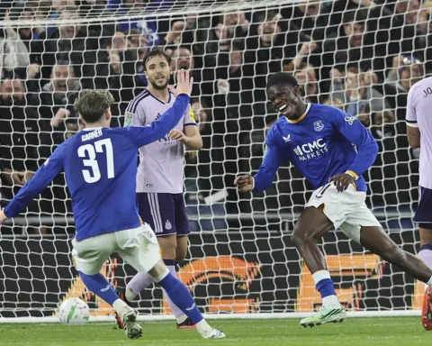 Everton en Newcastle-spelers voor het doel tijdens een bekerwedstrijd.