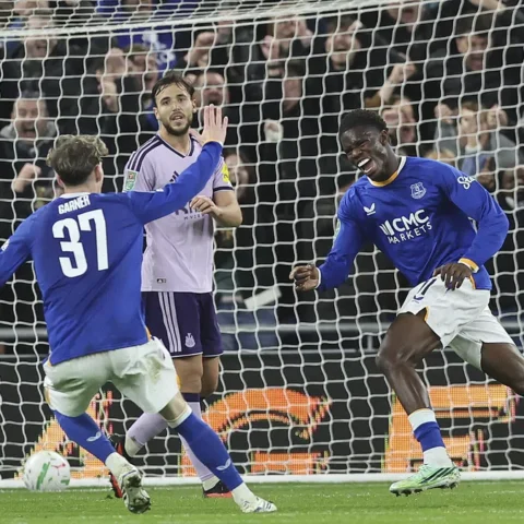 Everton en Newcastle-spelers voor het doel tijdens een bekerwedstrijd.