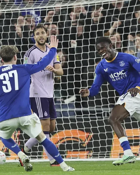 Everton en Newcastle-spelers voor het doel tijdens een bekerwedstrijd.