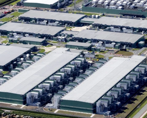 Luchtfoto van een groot datacentercomplex met meerdere serverhallen en technische installaties.