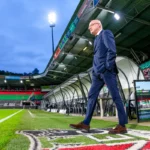 Wilco van Schaik staat langs het veld in het Goffertstadion.