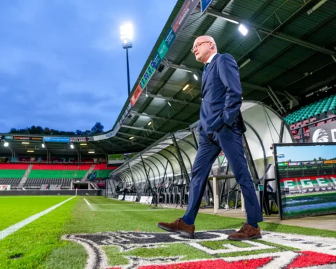 Wilco van Schaik staat langs het veld in het Goffertstadion.