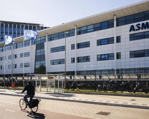 Een fietser rijdt langs het ASML-hoofdkantoor in Nederland.