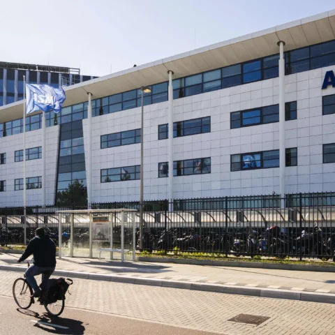 Een fietser rijdt langs het ASML-hoofdkantoor in Nederland.