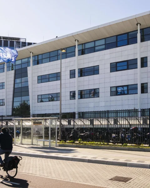 Een fietser rijdt langs het ASML-hoofdkantoor in Nederland.