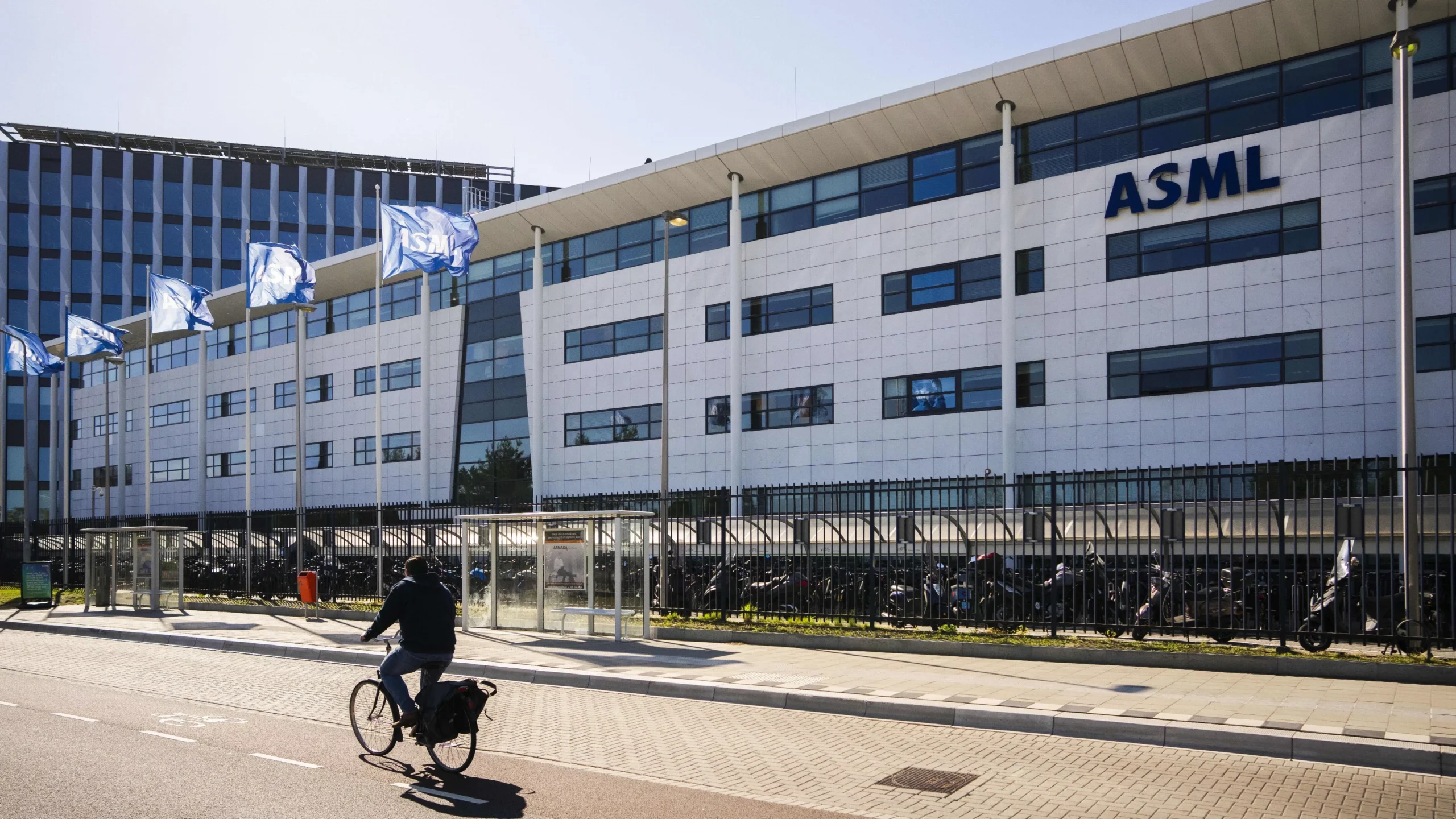 Een fietser rijdt langs het ASML-hoofdkantoor in Nederland.