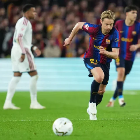 Frenkie de Jong sprintet met de bal tijdens een wedstrijd van FC Barcelona.