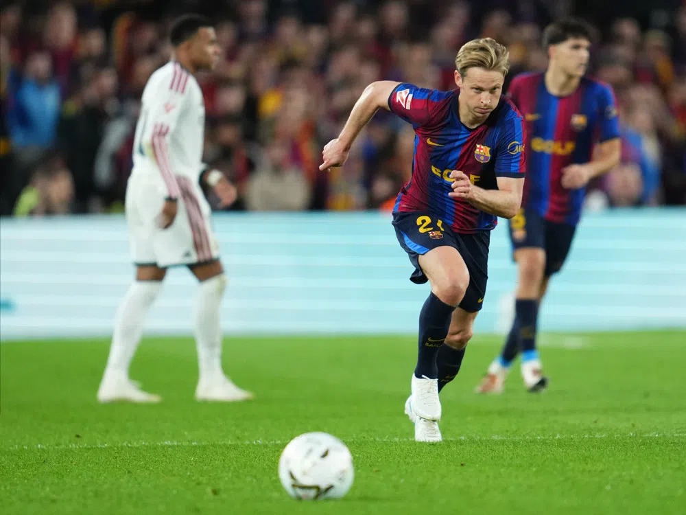 Frenkie de Jong sprintet met de bal tijdens een wedstrijd van FC Barcelona.