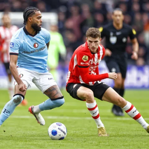 Jeremiah St. Juste in actie voor Feyenoord tijdens een voetbalwedstrijd.
