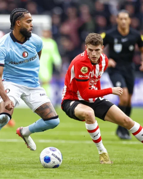 Jeremiah St. Juste in actie voor Feyenoord tijdens een voetbalwedstrijd.