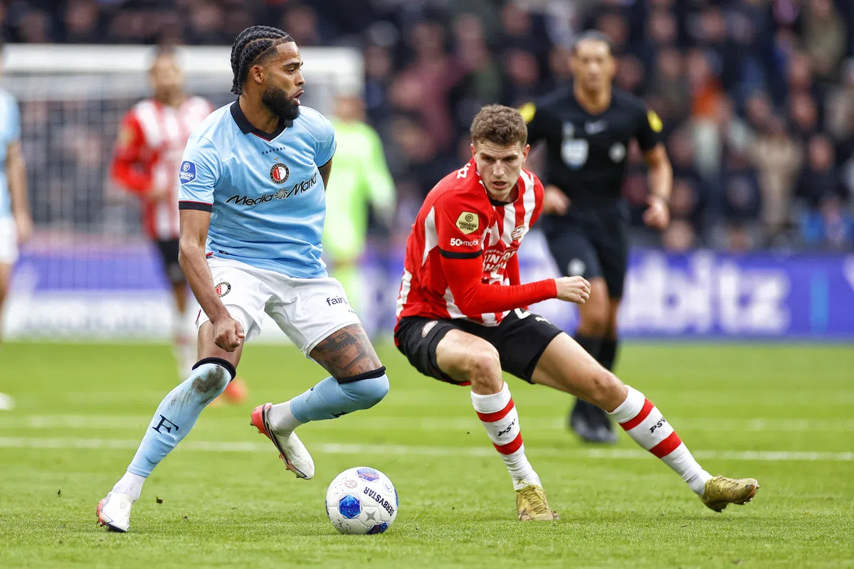Jeremiah St. Juste in actie voor Feyenoord tijdens een voetbalwedstrijd.
