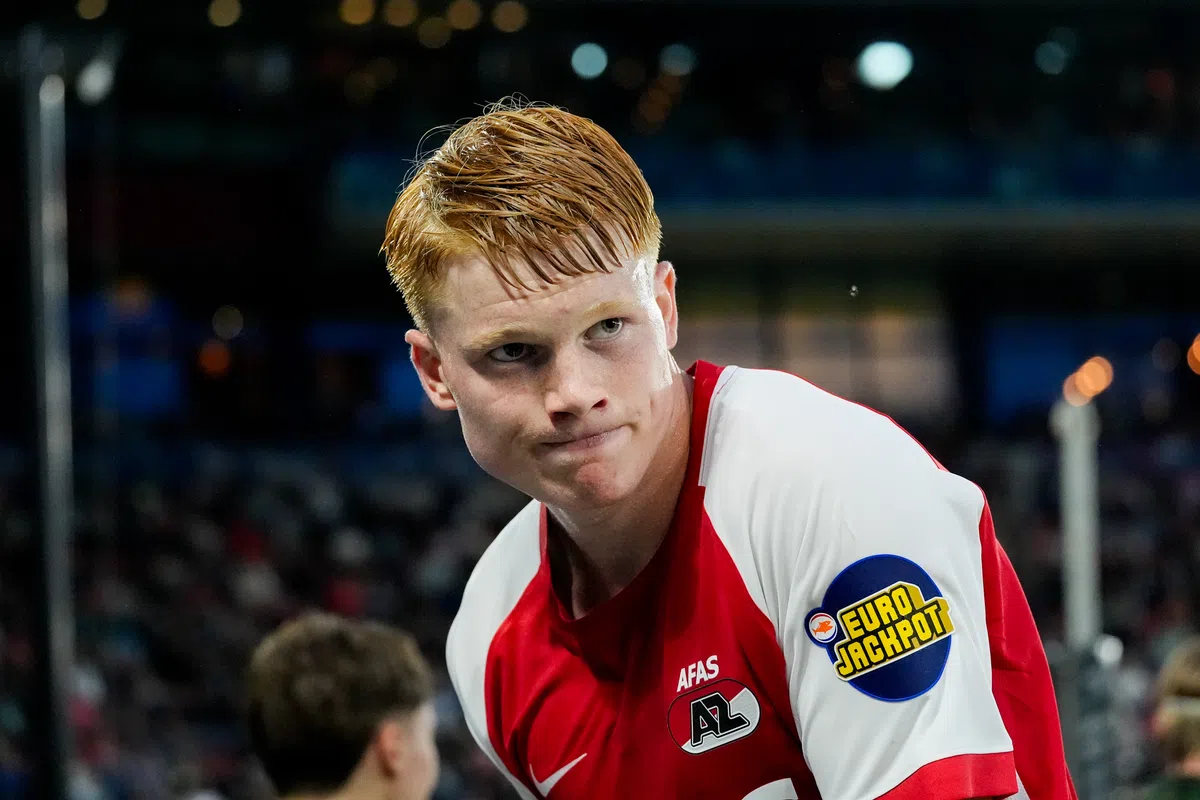 AZ-speler in rood-wit tenue tijdens een wedstrijd.