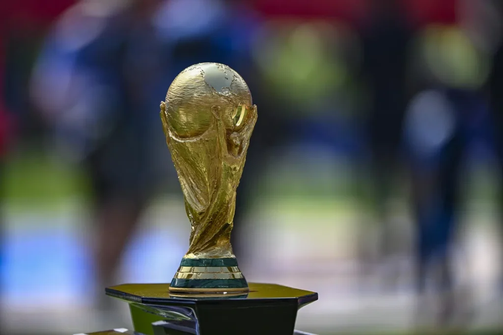 De FIFA Wereldbeker-trofee op een voetstuk, met een onscherpe achtergrond.